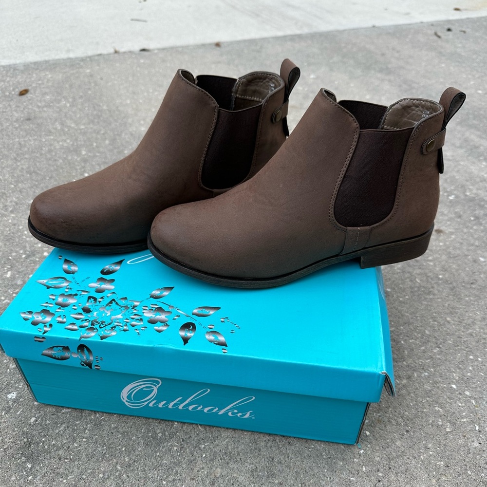 Chelsea Brown Boots